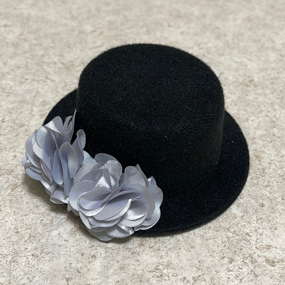 BNWOT GYMBOREE BLACK FELT CLIP ON HAT HAIR ACCESSORY & PALE GRAY RUFFLE ACCENT